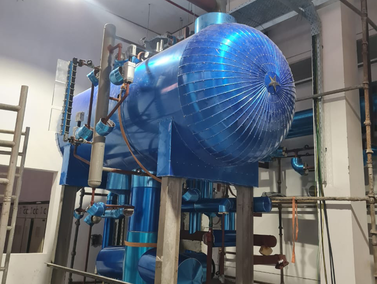 Tanque de isolamento térmico industrial azul