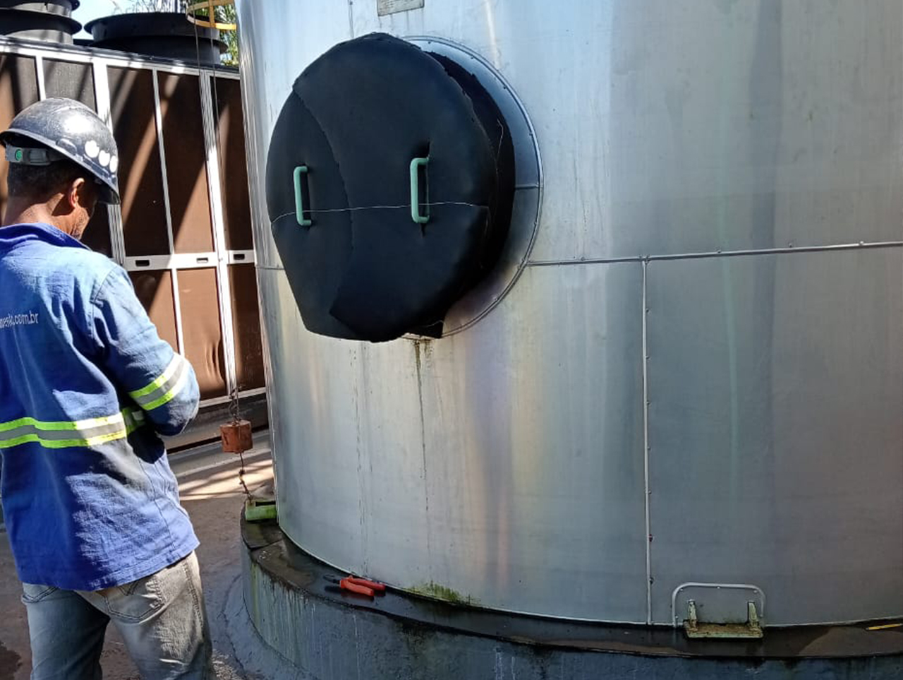 Equipe da ISOBRAX realizando isolamento térmico industrial